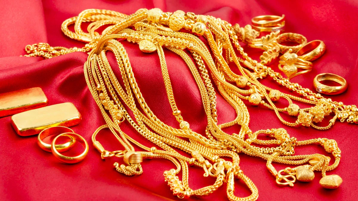 Tịch thu số vàng trị giá 4,6 tỷ đồng và lượng lớn tiền mặt dưới gầm giường 1 thợ hàn- Ảnh 1. Tịch thu số vàng trị giá 4,6 tỷ đồng và lượng lớn tiền mặt dưới gầm giường 1 thợ hàn- Ảnh 1.