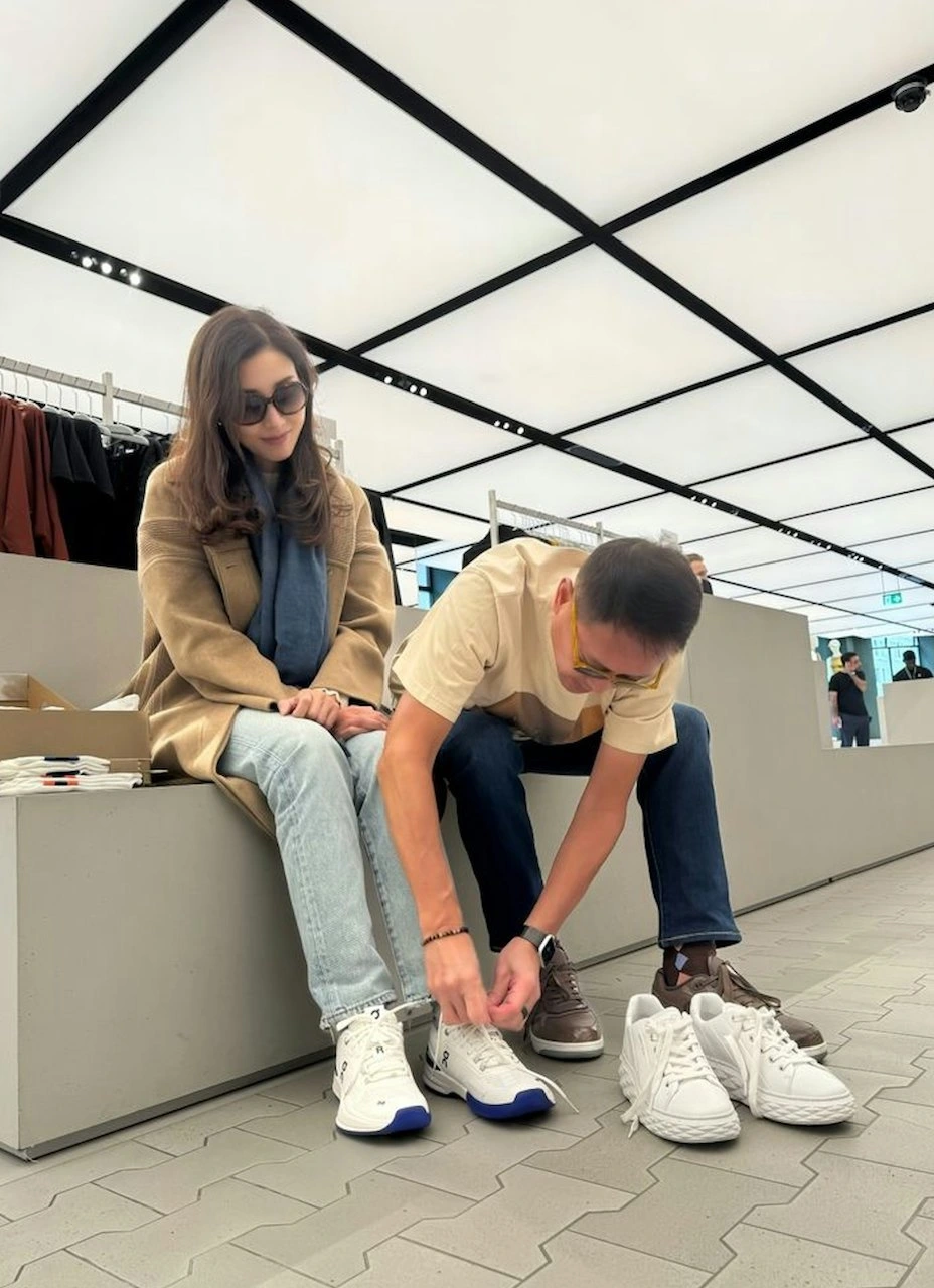 Hoa hậu gây sốt vì khoe eo