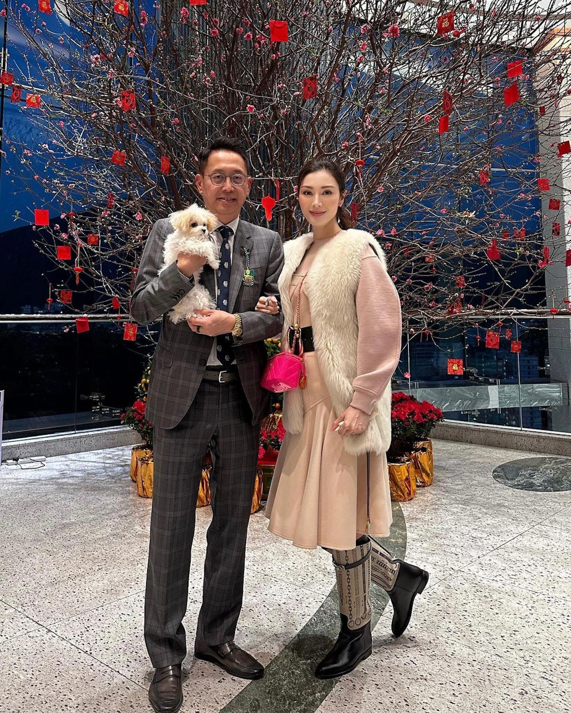 Hoa hậu gây sốt vì khoe eo