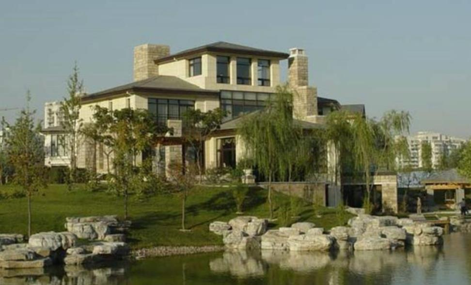 Tịch thu 4.600 tỷ đồng tiền mặt giấu trong tường, trần nhà của căn biệt thự thuộc sở hữu của 1 CEO công nghệ- Ảnh 2. Tịch thu 4.600 tỷ đồng tiền mặt giấu trong tường, trần nhà của căn biệt thự thuộc sở hữu của 1 CEO công nghệ- Ảnh 2.