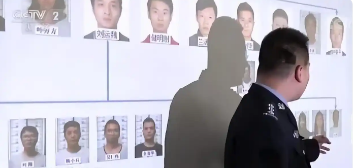 Tịch thu 4.600 tỷ đồng tiền mặt giấu trong tường, trần nhà của căn biệt thự thuộc sở hữu của 1 CEO công nghệ- Ảnh 4. Tịch thu 4.600 tỷ đồng tiền mặt giấu trong tường, trần nhà của căn biệt thự thuộc sở hữu của 1 CEO công nghệ- Ảnh 4.