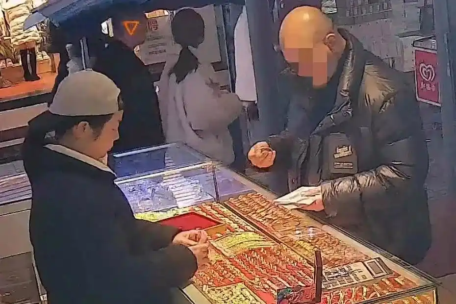 Bắt giữ “đại gia” lái Maybach tới hàng loạt tiệm vàng mua quà tặng vợ: Vạch trần thủ đoạn đánh tráo thần tốc- Ảnh 2.