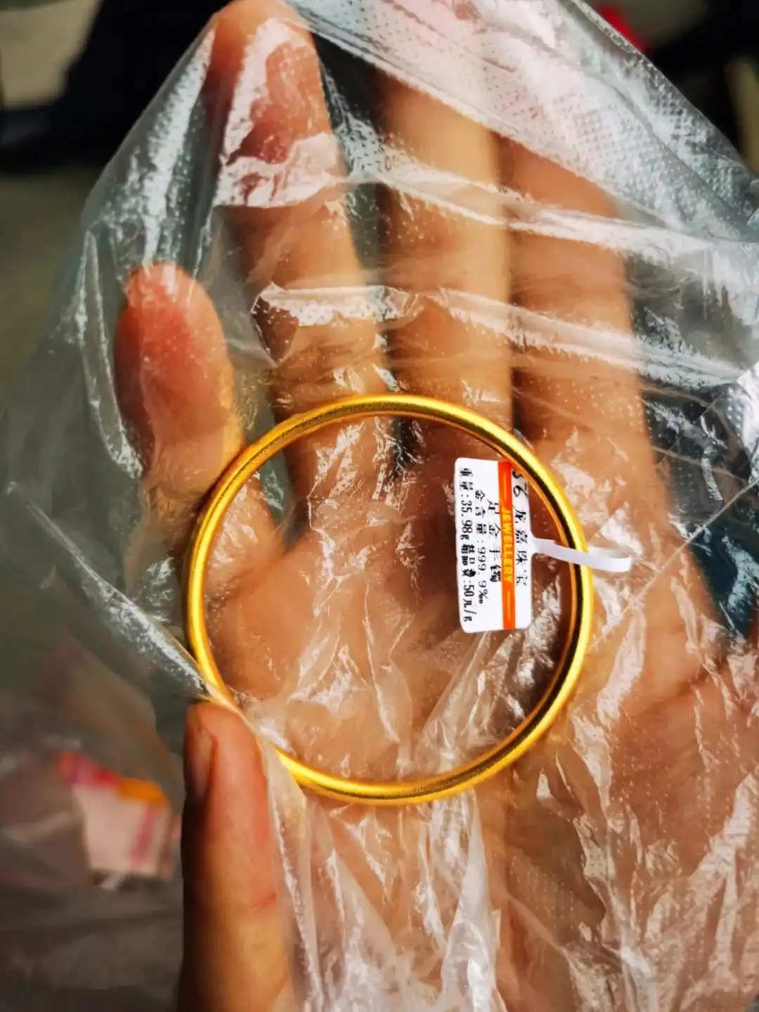 Bắt giữ “đại gia” lái Maybach tới hàng loạt tiệm vàng mua quà tặng vợ: Vạch trần thủ đoạn đánh tráo thần tốc- Ảnh 1.