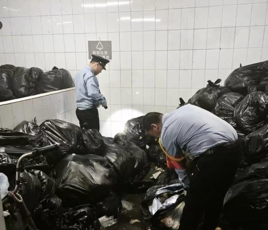 Cảnh sát bới 5 tấn rác giúp người dân tìm thấy 133 cây vàng- Ảnh 1.