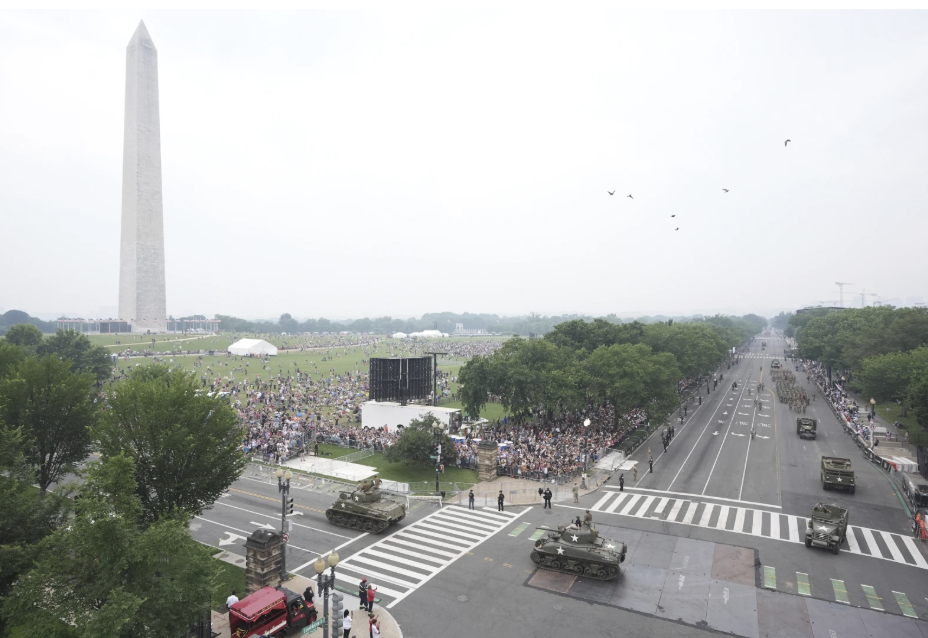 Mỹ duyệt binh rầm rộ bất chấp thời tiết xấu- Ảnh 2.