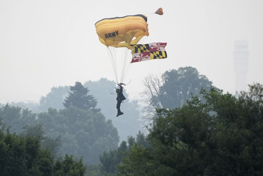 Mỹ duyệt binh rầm rộ bất chấp thời tiết xấu- Ảnh 4.