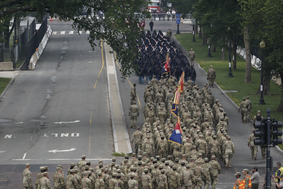 Mỹ duyệt binh rầm rộ bất chấp thời tiết xấu- Ảnh 5.