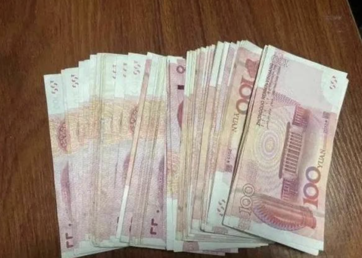 Tịch thu 5,6 kg vàng, 700 triệu đồng tiền mặt và hàng xa xỉ tại nhà trọ, bãi đỗ xe- Ảnh 1.