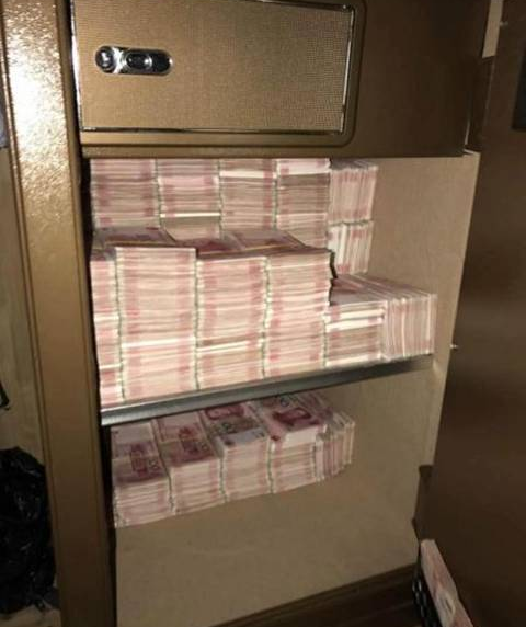 Tịch thu 250 tỷ đồng và vàng miếng la liệt trên sàn nhà 1 căn phòng trọ tồi tàn- Ảnh 1. Tịch thu 250 tỷ đồng và vàng miếng la liệt trên sàn nhà 1 căn phòng trọ tồi tàn- Ảnh 1.