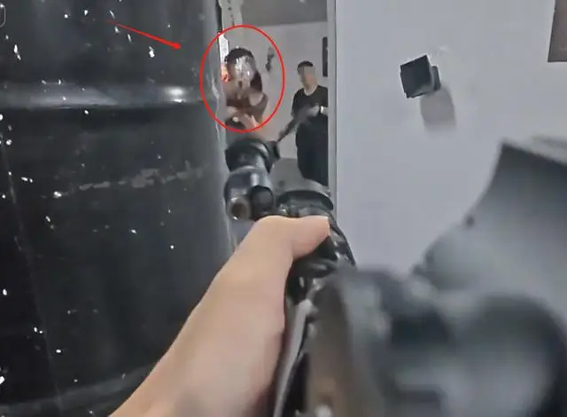 Chơi game thua, cô gái lao vào tương tác đối thủ, vừa đánh vừa