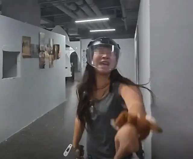 Chơi game thua, cô gái lao vào tương tác đối thủ, vừa đánh vừa