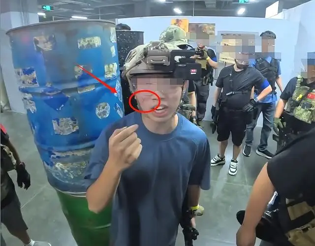 Chơi game thua, cô gái lao vào tương tác đối thủ, vừa đánh vừa