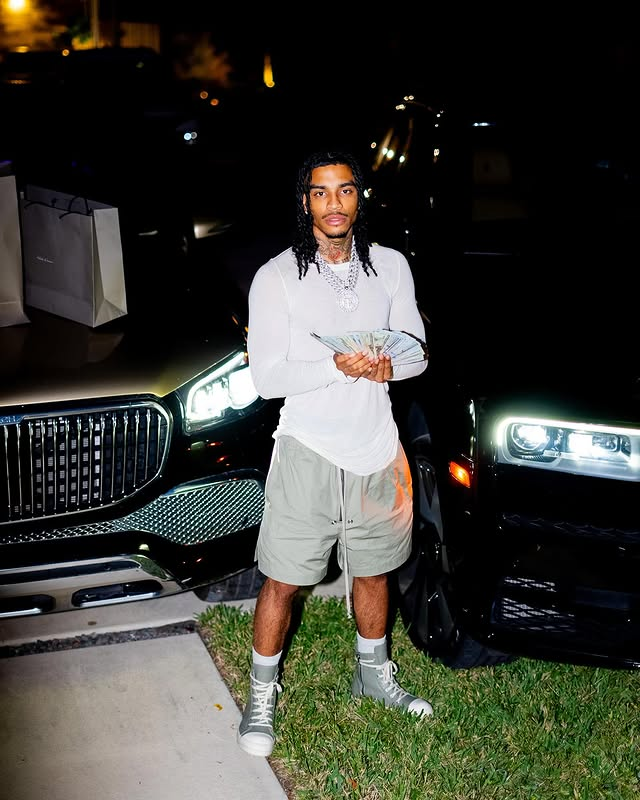 Đang đi dạo cùng người yêu, nam streamer bị fan