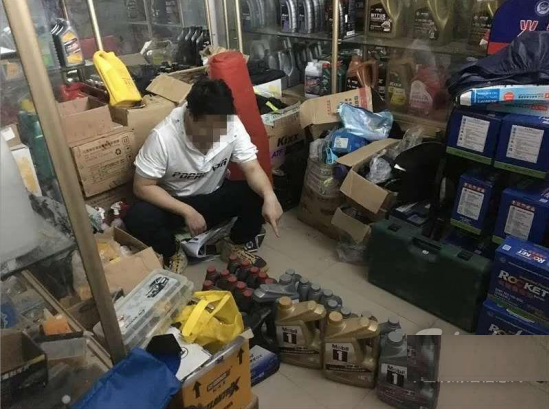 Theo dõi hàng loạt gian hàng online, cảnh sát triệt phá đường dây sản xuất dầu nhớt giả gần 400 tỷ đồng, lợi nhuận 500%: có cả nhãn hiệu Castrol, Mobil, Shell...- Ảnh 1.