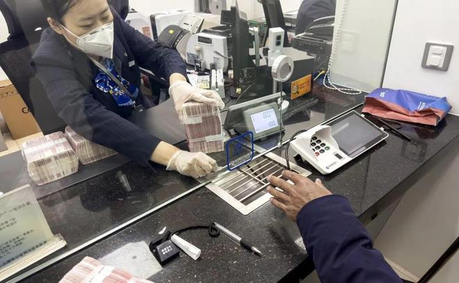 Nhận được 18,2 tỷ đồng do chuyển khoản nhầm, người đàn ông tiêu hết chỉ trong 3 ngày rồi bị khởi kiện, tòa án tuyên bố: Ngân hàng phải bồi thường 3,6 tỷ- Ảnh 1.