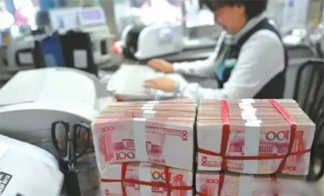 Người phụ nữ mang 2 tỷ đồng gửi ngân hàng, 3 tháng sau mới biết sổ tiết kiệm là giả bèn khởi kiện, ngân hàng từ chối chịu trách nhiệm: