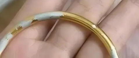 Người phụ nữ nhặt được vòng vàng nhưng vứt đi luôn, 3 ngày sau cảnh sát triệu tập: Tòa phán