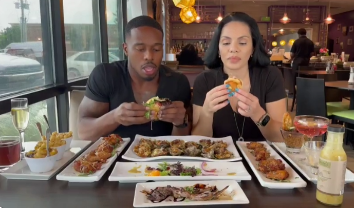 Đang livestream ngồi ăn, nữ người mẫu bất ngờ bị xe tông khiến vô số khán giả hoảng hốt- Ảnh 1.