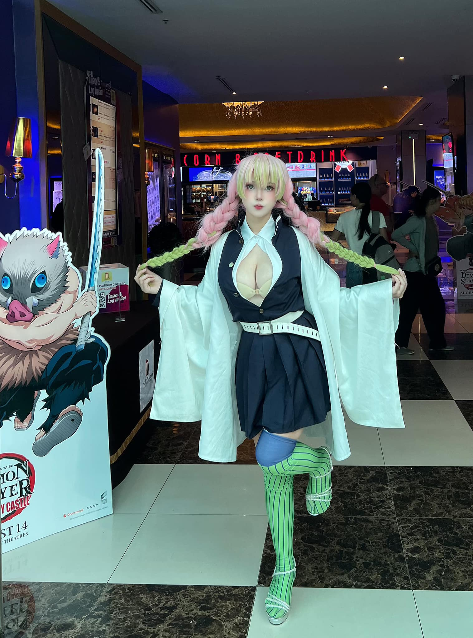 Cosplay ngay giữa trung tâm thương mại, hot girl trở thành tâm điểm chú ý của cộng đồng mạng- Ảnh 2.