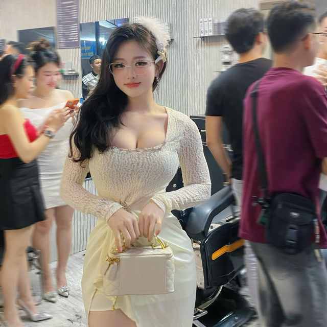 Cộng đồng mạng tiếp tục