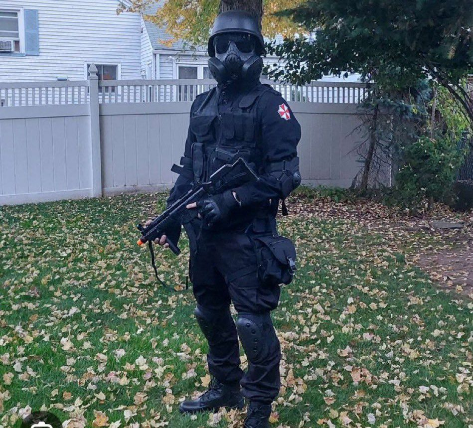 Cosplay nhân vật trong Resident Evil, nam thanh niên bị