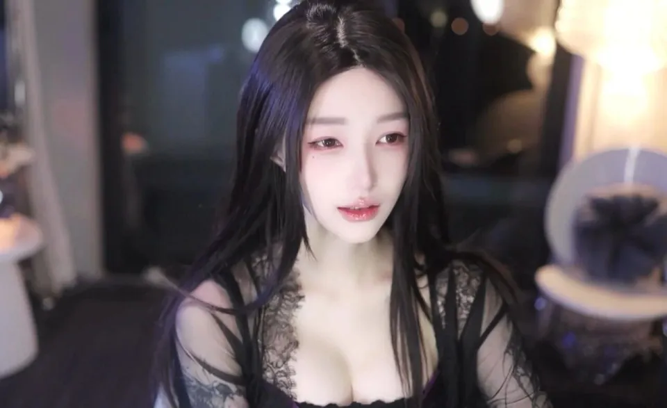 photo-1757061835339 photo-1757061835339