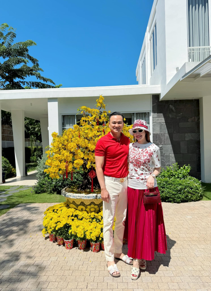 Nam nghệ sĩ tuyên bố rời showbiz về âm thầm làm đại gia, bất động sản trải từ Bắc vào Nam: U55 vẫn phong độ bên vợ đẹp kém 16 tuổi- Ảnh 4. Nam nghệ sĩ tuyên bố rời showbiz về âm thầm làm đại gia, bất động sản trải từ Bắc vào Nam: U55 vẫn phong độ bên vợ đẹp kém 16 tuổi- Ảnh 4.