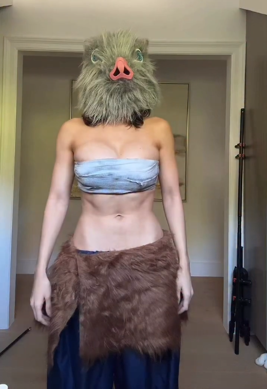 Cosplay Inosuke dài 8 giây, hot girl khiến người xem