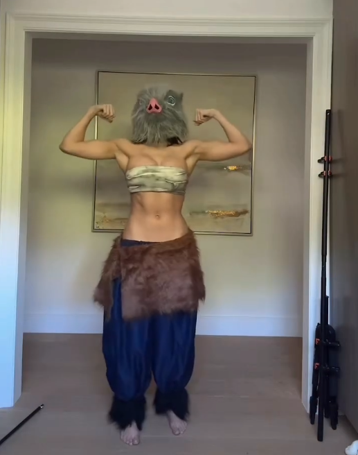 Cosplay Inosuke dài 8 giây, hot girl khiến người xem