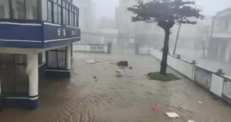 Rùng mình trước sức tàn phá của bão Matmo: Lũ cuồn cuộn ập vào nhà dân như sóng thần trong vài giây- Ảnh 1. Rùng mình trước sức tàn phá của bão Matmo: Lũ cuồn cuộn ập vào nhà dân như sóng thần trong vài giây- Ảnh 1.