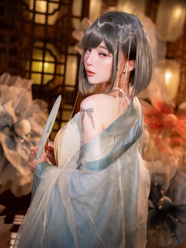 photo-1759737448335 photo-1759737448335