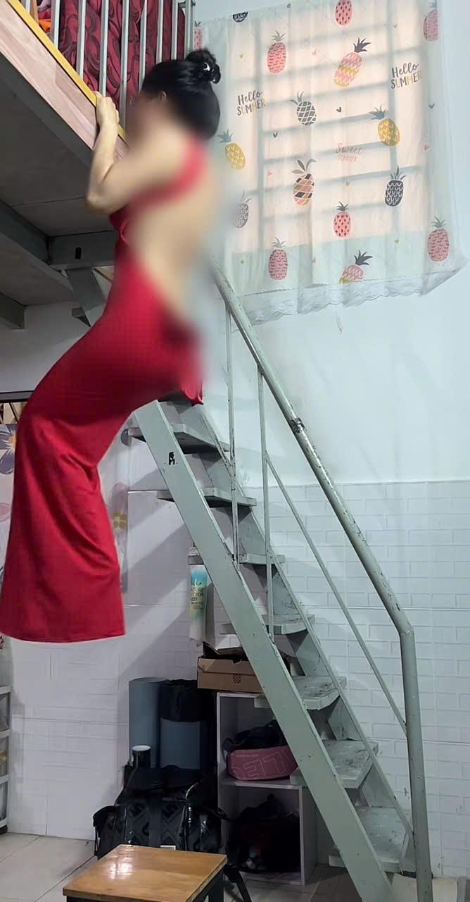 Diện váy dạ hội tập gym, nữ PT khiến cộng đồng mạng Diện váy dạ hội tập gym, nữ PT khiến cộng đồng mạng