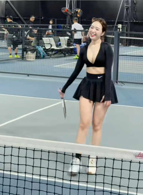 Chơi Pickleball, hot girl Lê Phương Anh khiến triệu anh em game thủ