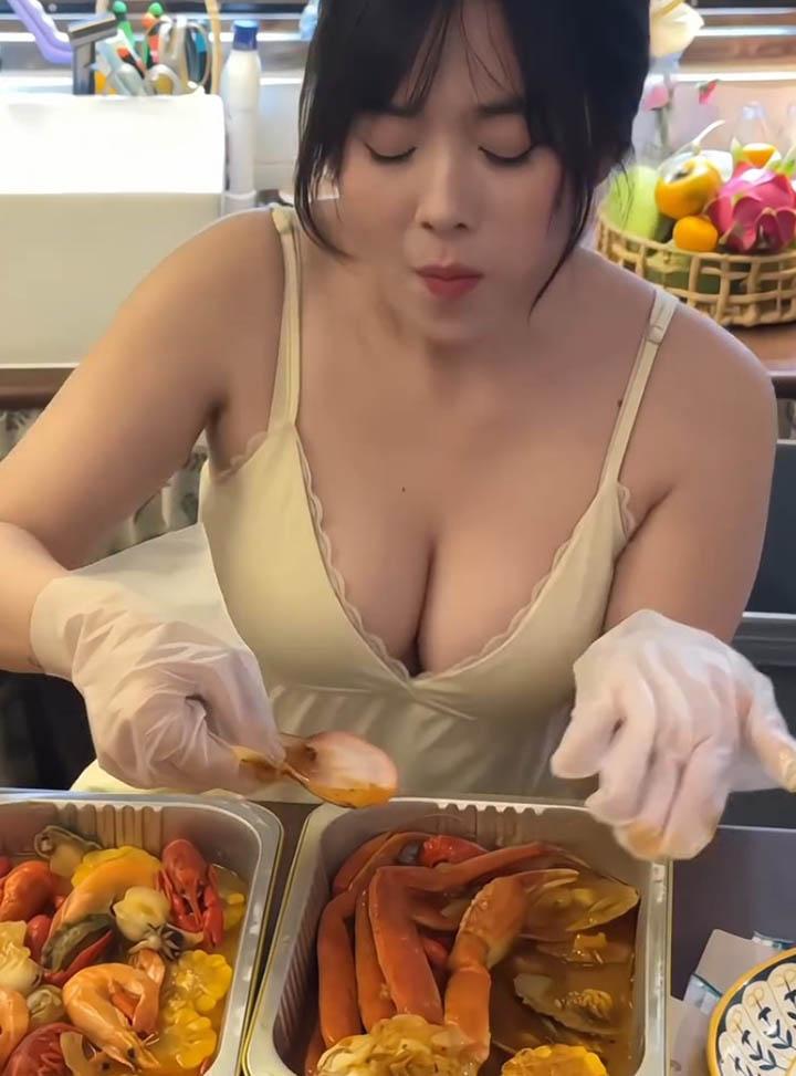 Làm video “mukbang” nhưng ánh mắt của fan lại “va” ánh mắt của hot girl- Ảnh 5. Làm video “mukbang” nhưng ánh mắt của fan lại “va” ánh mắt của hot girl- Ảnh 5.
