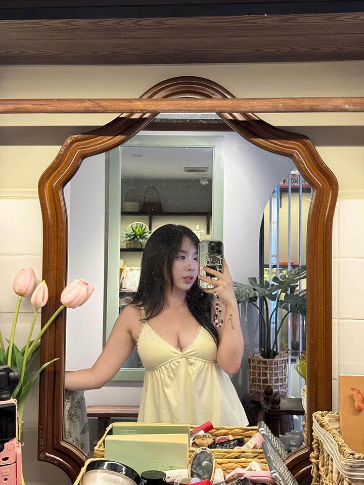 Làm video “mukbang” nhưng ánh mắt của fan lại “va” ánh mắt của hot girl- Ảnh 11. Làm video “mukbang” nhưng ánh mắt của fan lại “va” ánh mắt của hot girl- Ảnh 11.