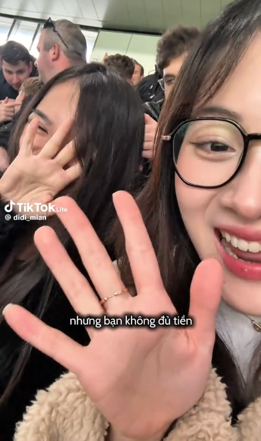 photo-1762830887493 photo-1762830887493