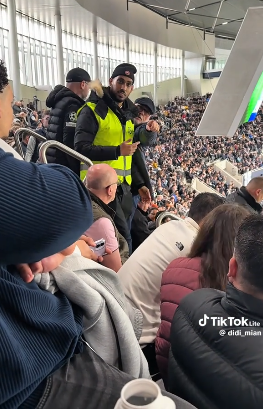 Đi xem MU, hai cô gái Việt suýt chút nữa “gặp hoạ”- Ảnh 2. Đi xem MU, hai cô gái Việt suýt chút nữa “gặp hoạ”- Ảnh 2.