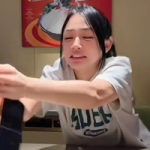 Khó hiểu với màn đu trend của Trần Hà Linh: Một người vui nhưng cả triệu người bức xúc? 7 Khó hiểu với màn đu trend của Trần Hà Linh: Một người vui nhưng cả triệu người bức xúc? photo 1763134688776 17631346890391427977029 55 0 359 486 crop 17631773808112131475845png