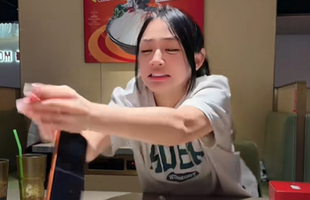 Khó hiểu với màn đu trend của Trần Hà Linh: Một người vui nhưng cả triệu người bức xúc? photo 1763134688776 17631346890391427977029 55 0 359 486 crop 17631773808112131475845png