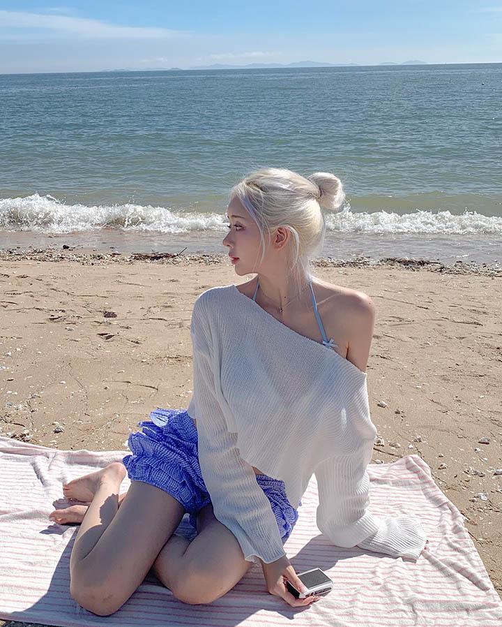 Diện đồ xuyên thấu khi đi sự kiện, hot girl Hàn Quốc khiến cư dân mạng bùng nổ khi đổi sang bikini- Ảnh 4.