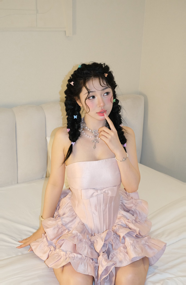 Ăn mặc phản cảm đi quảng cáo game, Trần Hà Linh lại khiến người xem “tức mắt”- Ảnh 1.