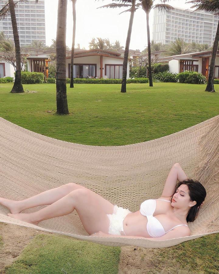 Nữ tiếp viên gây bão một thời tung loạt ảnh bikini