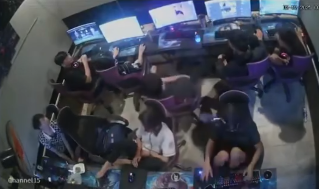 Quá cay cú, nam game thủ thẳng tay ném hỏng màn hình máy tính tiệm Net- Ảnh 1. Quá cay cú, nam game thủ thẳng tay ném hỏng màn hình máy tính tiệm Net- Ảnh 1.