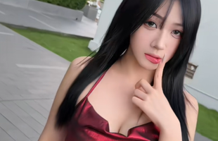 Ngược trend "váy xanh", Trần Hà Linh chơi hẳn "váy đỏ" khiến người xem mê mệt 30 Ngược trend "váy xanh", Trần Hà Linh chơi hẳn "váy đỏ" khiến người xem mê mệt photo 1764954527341 1764954527623662657572 150 0 454 487 crop 17650017278021673288256png