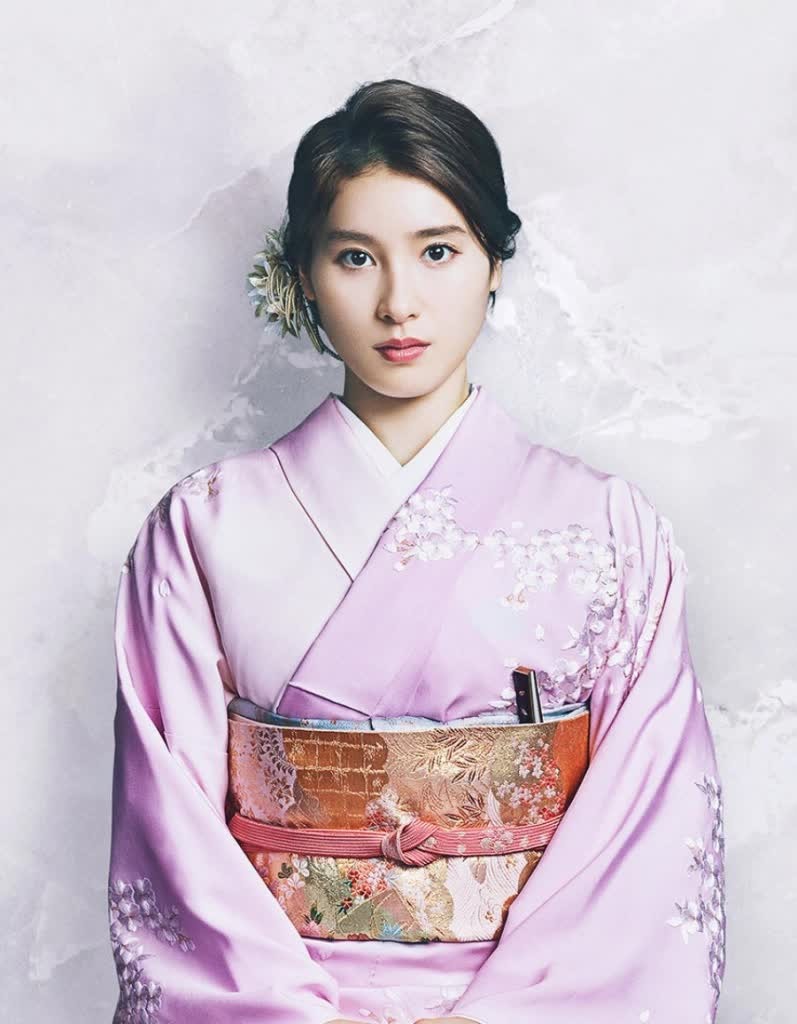 Để con gái liếm hàng hóa ở siêu thị rồi bỏ lại chỗ cũ, 1 mỹ nhân bị dân mạng