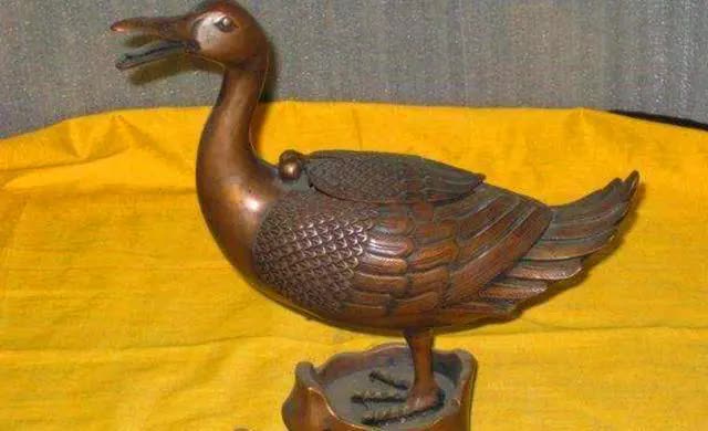 Dùng 1,3 tỷ tiền tiết kiệm của gia đình mua 1 con vịt đồ chơi, cô gái ngã khuỵ khi chuyên gia thẩm định nói: Dùng 1,3 tỷ tiền tiết kiệm của gia đình mua 1 con vịt đồ chơi, cô gái ngã khuỵ khi chuyên gia thẩm định nói: