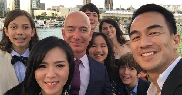 Bí ẩn về bé gái mồ côi bị bỏ rơi một bước đổi đời vì được tỷ phú giàu thứ 2 thế giới nhận nuôi 30 Bí ẩn về bé gái mồ côi bị bỏ rơi một bước đổi đời vì được tỷ phú giàu thứ 2 thế giới nhận nuôi photo 2 1684739244170925954362 17448722584891946344166 1744875882024 17448758821681828214858 0 0 400 640 crop 1744875913136773193346jpg