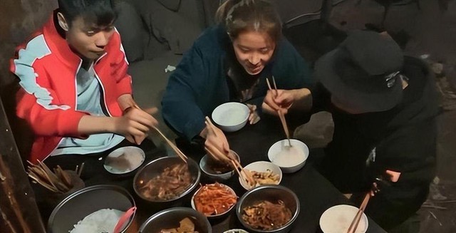 “Em bé khổng lồ” 16 tuổi vẫn được bảo mẫu bón cơm, cắt móng chân, tiêu vặt gần 200 triệu đồng/ngày hiện giờ ra sao?- Ảnh 5.