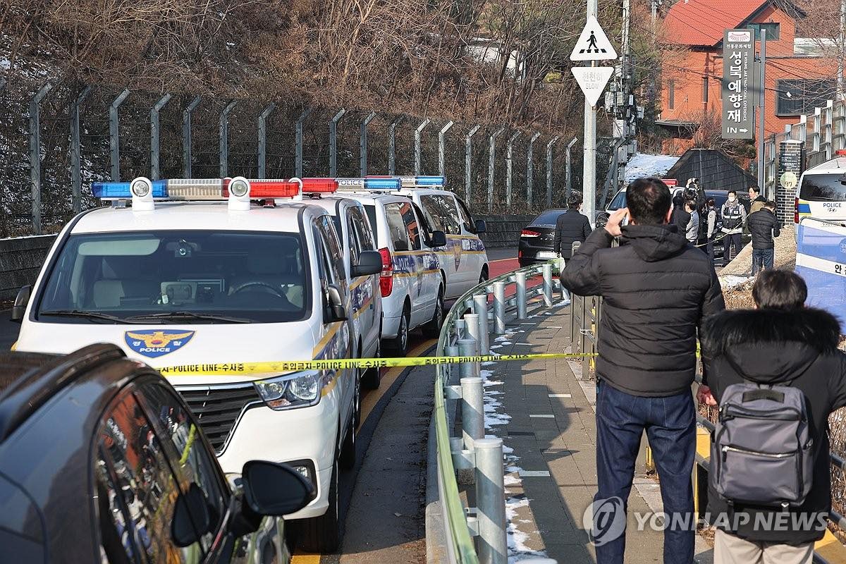 Bi kịch tái diễn: Nam diễn viên Penthouse từng gục ngã tại đám tang của Lee Sun Kyun, giờ ra đi theo cách giống hệt bạn thân- Ảnh 3. Bi kịch tái diễn: Nam diễn viên Penthouse từng gục ngã tại đám tang của Lee Sun Kyun, giờ ra đi theo cách giống hệt bạn thân- Ảnh 3.