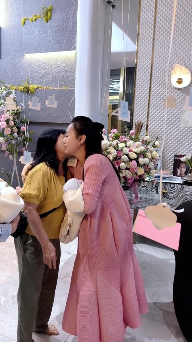 Rõ mối quan hệ của Phương Oanh và mẹ chồng sau 2 năm làm dâu- Ảnh 4. Rõ mối quan hệ của Phương Oanh và mẹ chồng sau 2 năm làm dâu- Ảnh 4.